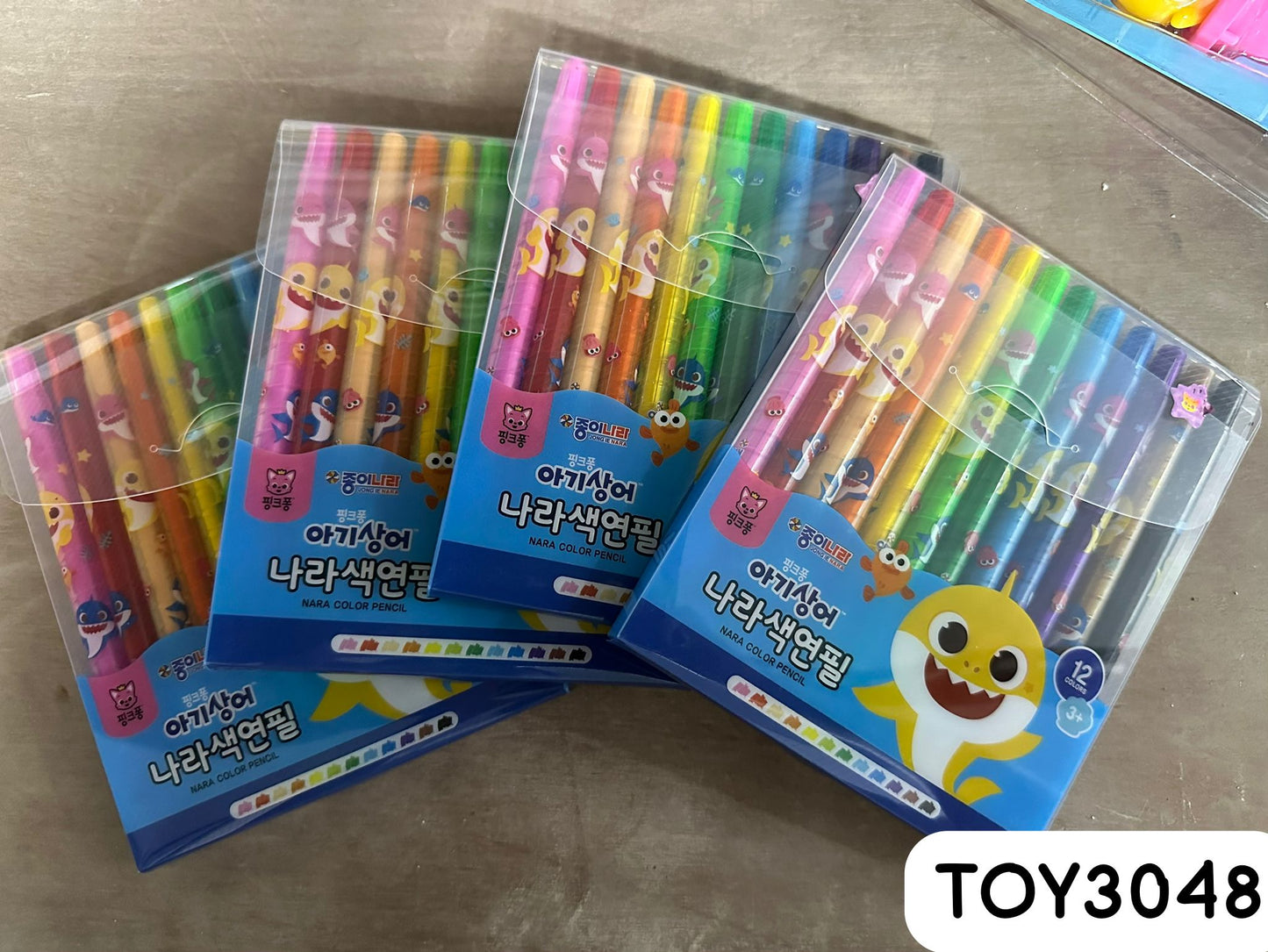 Baby Shark 12-Color Twist-Along Crayons